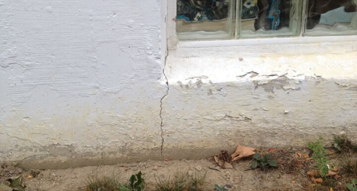 house exterior wall crack